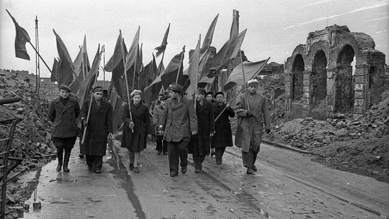 The 50th anniversary of the Jewish Worker Party Bund participants of the congress and delegates of other parties marching through the former ghetto.