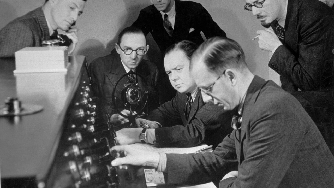 Broadcasting Christmas radio at the BBC, circa 1932