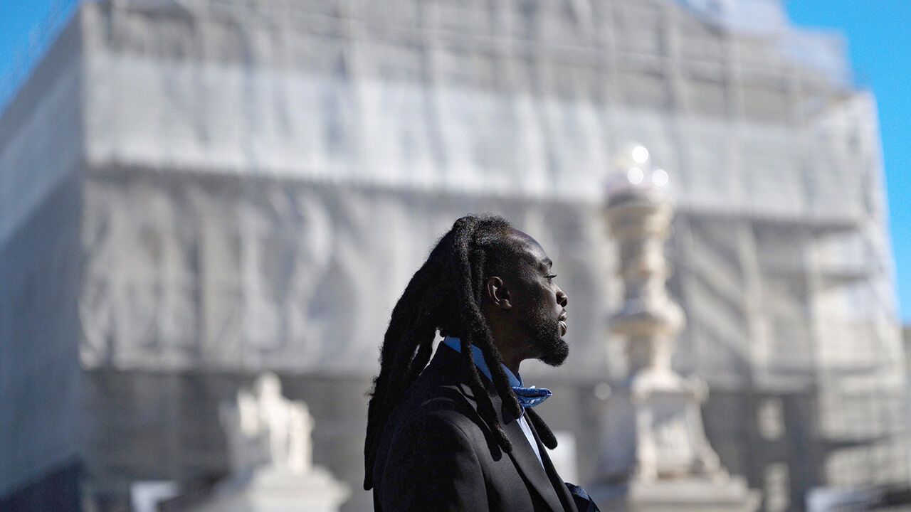 Damon Landor, a Rastafarian who sought to sue state prison officials in Louisiana for forcibly shaving his head, outside the Suremem Court in Washington, on Nov. 10, 2025.