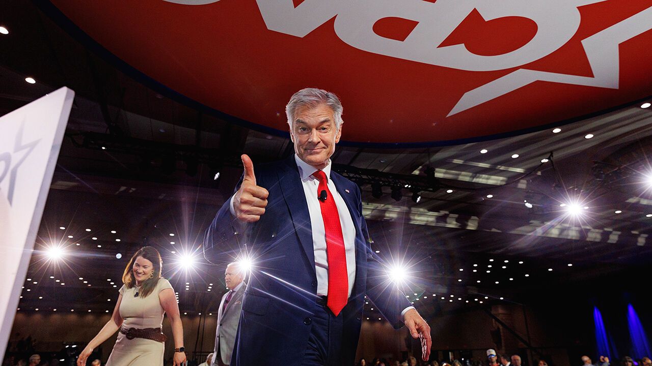 Mehmet Oz giving the thumbs up to camera.