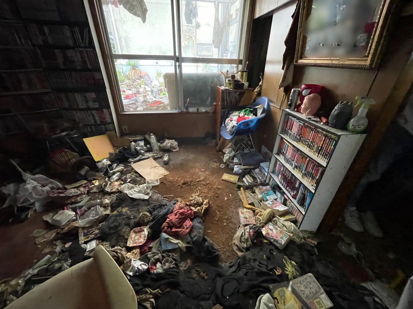 Matsubara Tanishi in a room of a jiko bukken (misfortunate property) he lived in.