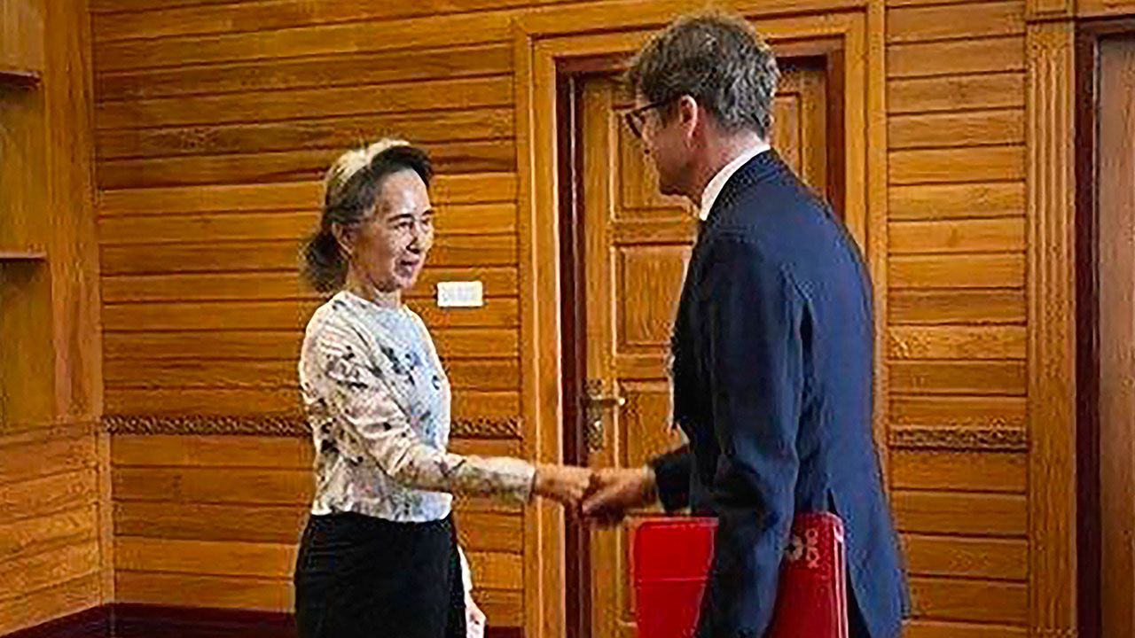 Aung San Suu Kyi (L) meeting with Arnaude de Baecque.