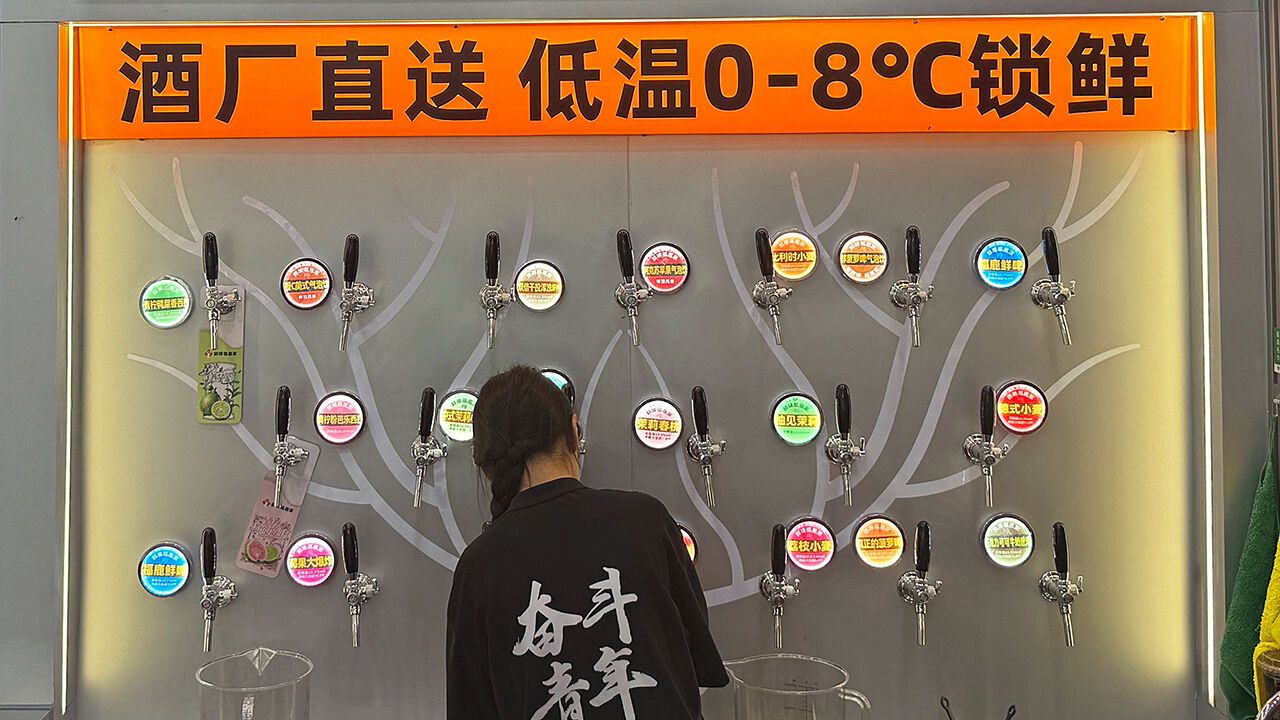 Bartender serving Fulujia beer