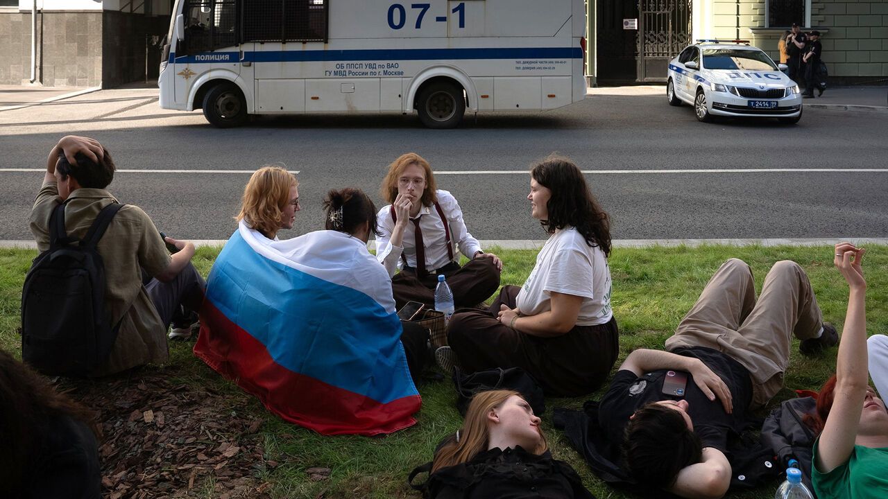 Young supporters of Yabloko listening to the political party's court proceedings in Moscow.