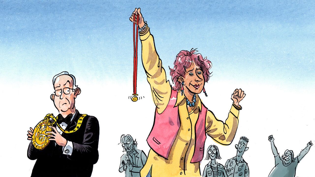 A woman with pink hair holds up a small medal. Next to her stands a man in a dinner suit who is holding the large medal that is around his neck.