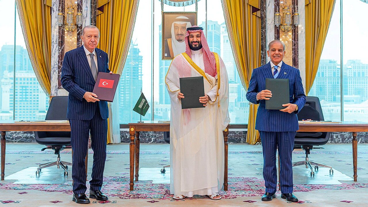 Saudi Arabia, Turkey and Pakistan sign joint defence deal in Mecca
