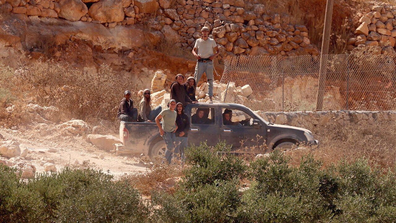 Israeli settlers continue besiege a Palestinian home in Qusra, Nablus