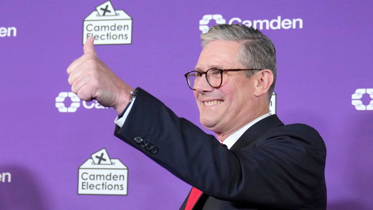Keir Starmer gives a thumbs up to supporters in Camden