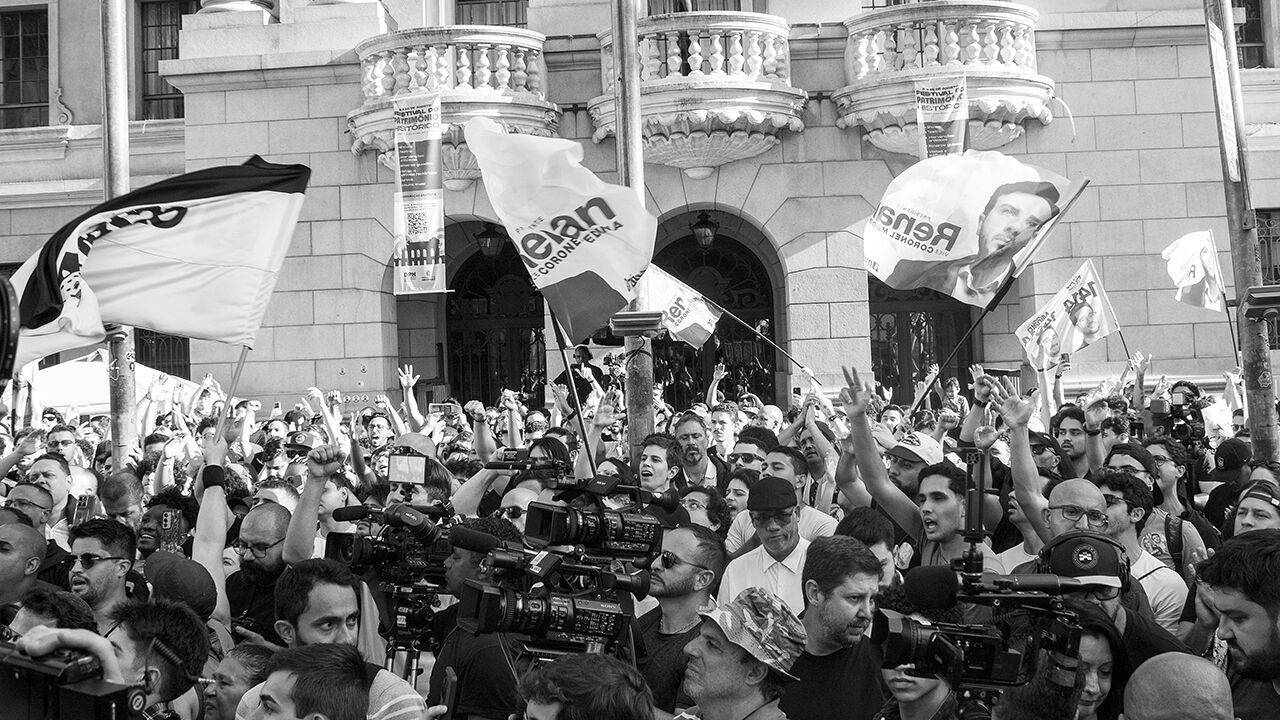 Missão party supporters