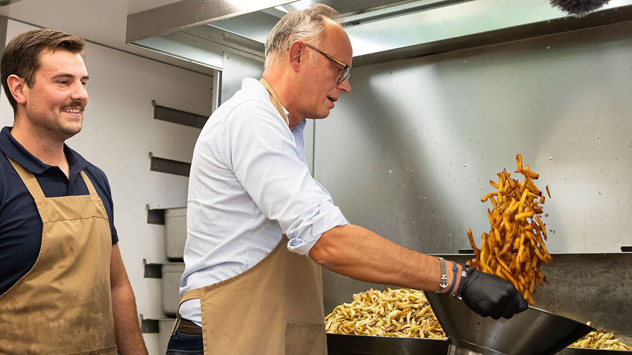 Edouard Philippe frying chips