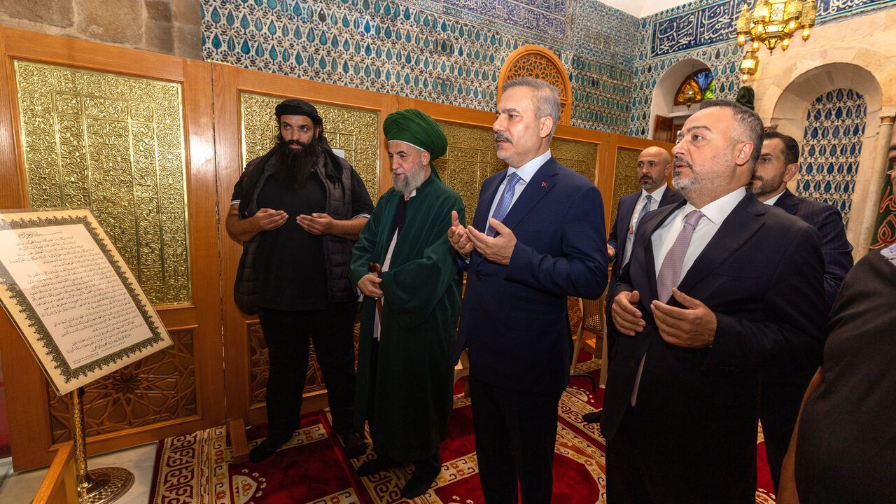 Turkish FM Hakan Fidan visits Ibn Arabi Mosque and Tomb in Syria.