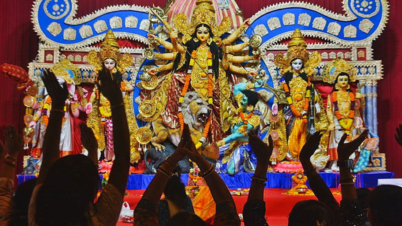 On the occasion of Durga Puja Saptami on Monday, the New Bengal Club durga pooja mandal organized the Saptami celebrations at Upvan on behalf of the Bengali community in Thane in Mumbai, India.