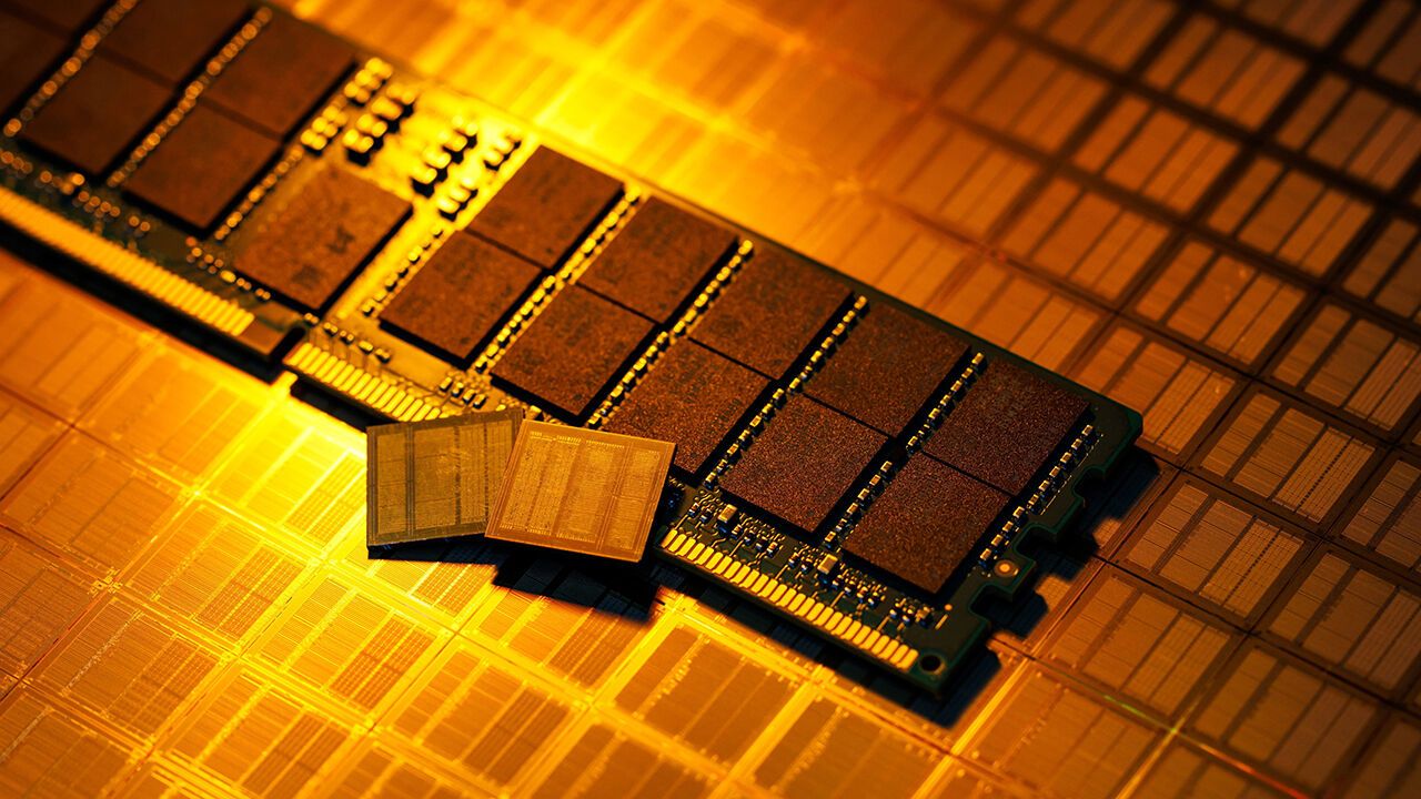 Samsung Electronics Co. high-bandwidth memory chips for AI systems, alongside a Samsung high-capacity DDR5 DRAM module